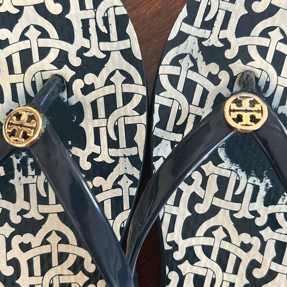 Tory Burch “Buddy Logo” Flip Flops (Size 8) - Picture 5 of 5